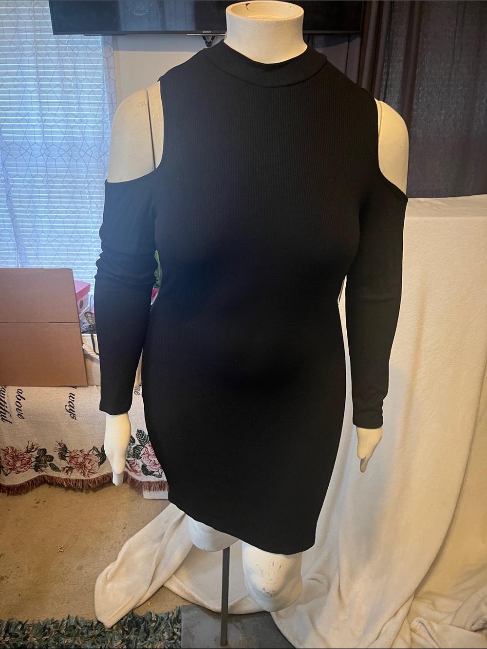 Fashion to Figure Plus Size Black Cold-Shoulder Ribbed Mini Dress
